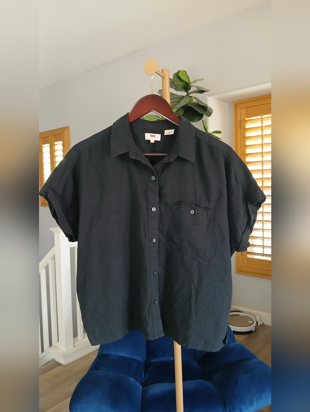 Levi's Button-Down Shirt in Black. Size M
